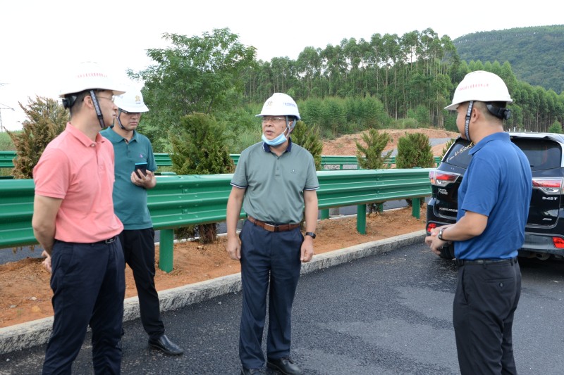 覃炳賢（右二）檢查蒙象來高速沿線交安、綠化工程_副本.jpg